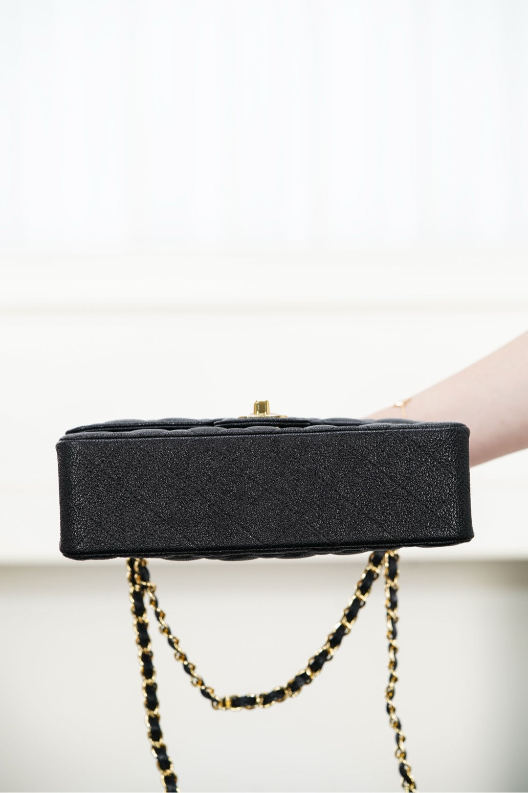 Chanel ๐๐ฅ๐๐ฌ๐ฌ๐ข๐ ๐
๐ฅ๐๐ฉ ็ปๅ
ธๅฃ็ๅ
ๆญฃๅ่็็ฎ ้ป่ฒ ๅฐๅท ้ๆฃ