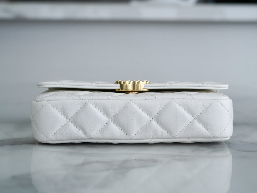 CHANEL 23k 秋冬系列19 宽肩带法棍包 白色