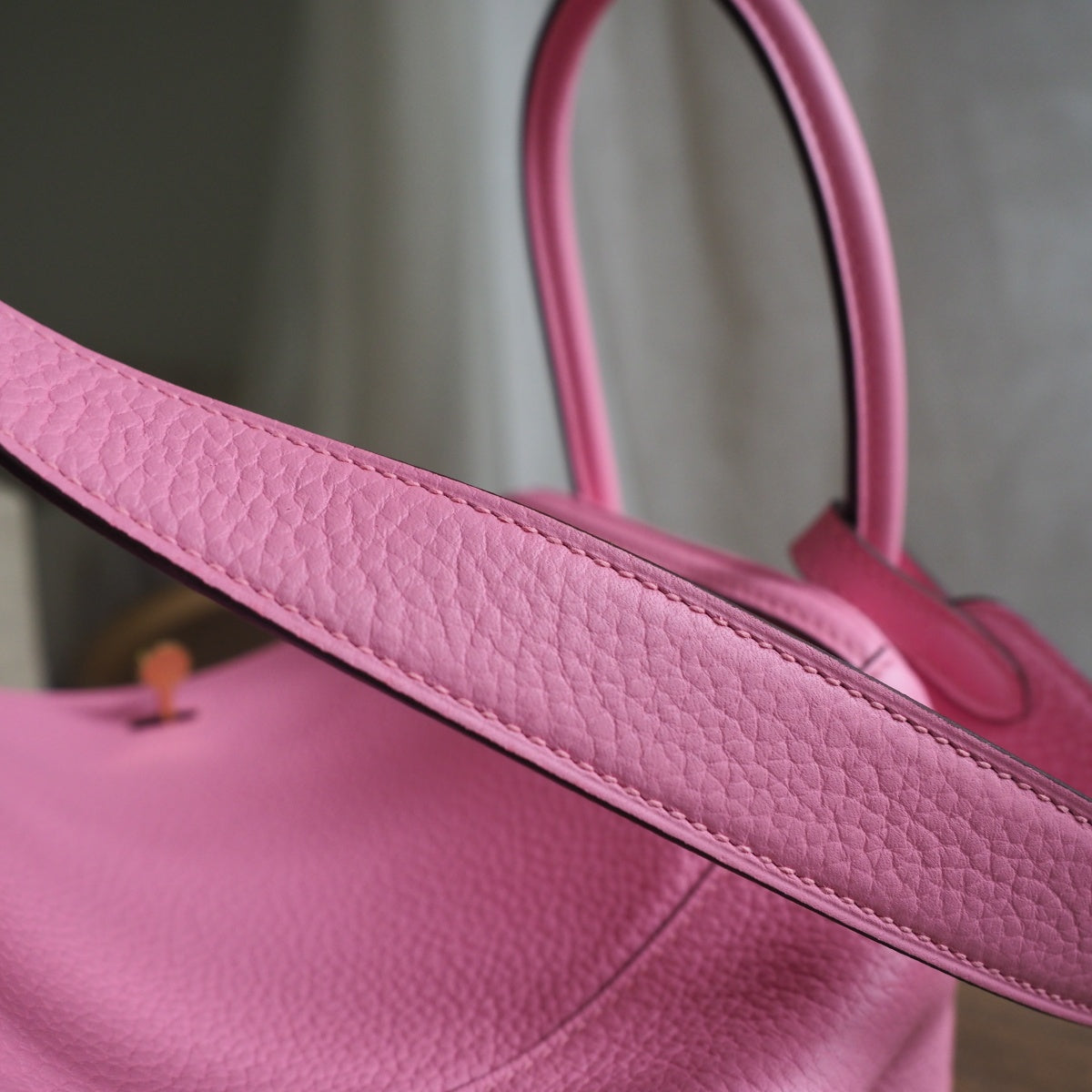 Hermes Lindy 26cm 1Q/奶昔粉/Rose confetti Clemence leather Gold hardware