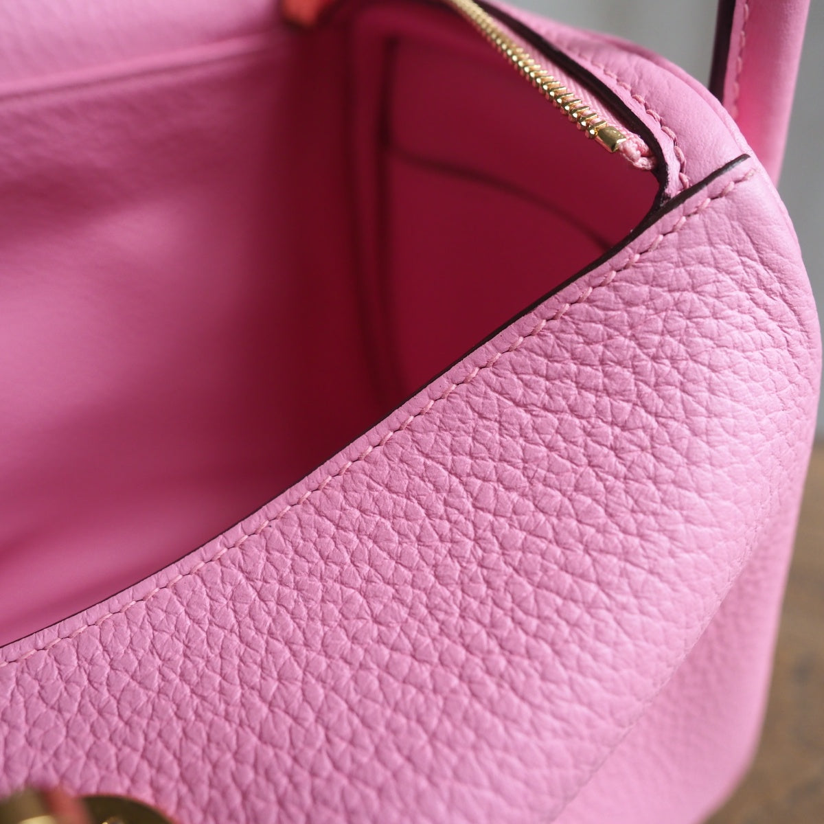 Hermes Lindy 26cm 1Q/奶昔粉/Rose confetti Clemence leather Gold hardware