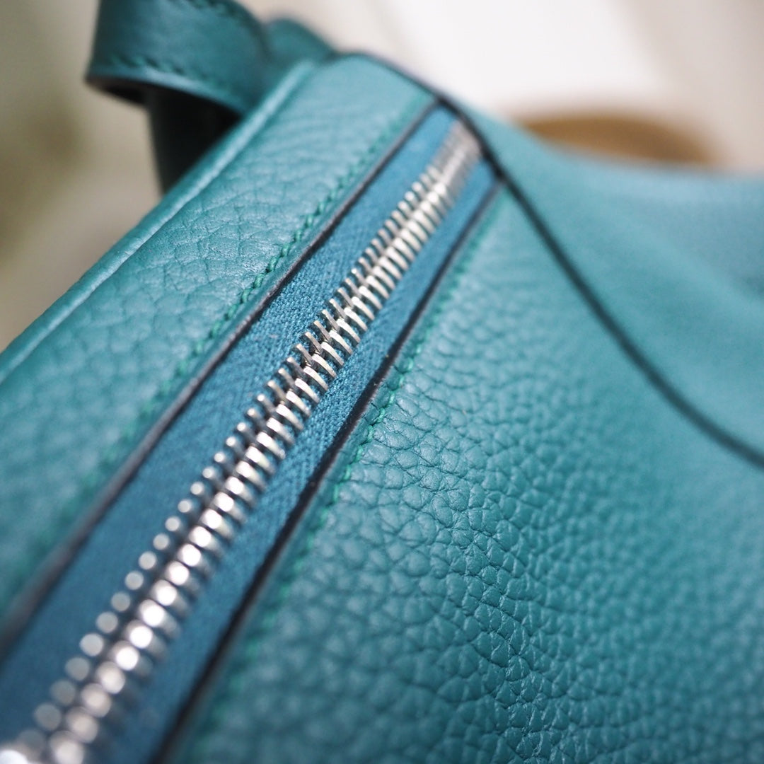 Hermes Lindy 30cm Z6/孔雀绿/Malachite Clemence leather Palladium hardware
