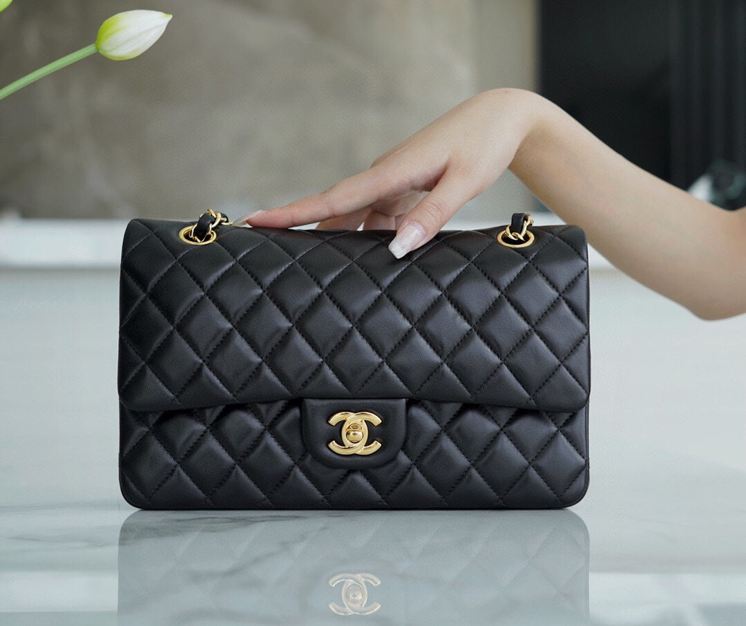 Chanel「Classic Flap」经典口盖包 黑羊金