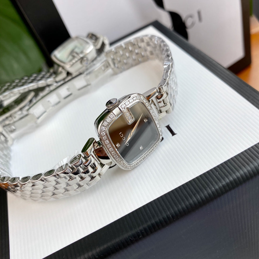 Gucci watch 表盘镶嵌45颗Vs1.4真钻，表径24*22.5mm，原装瑞士石英机芯，异型蓝宝石玻璃，防水30m，非常精致全套包装
