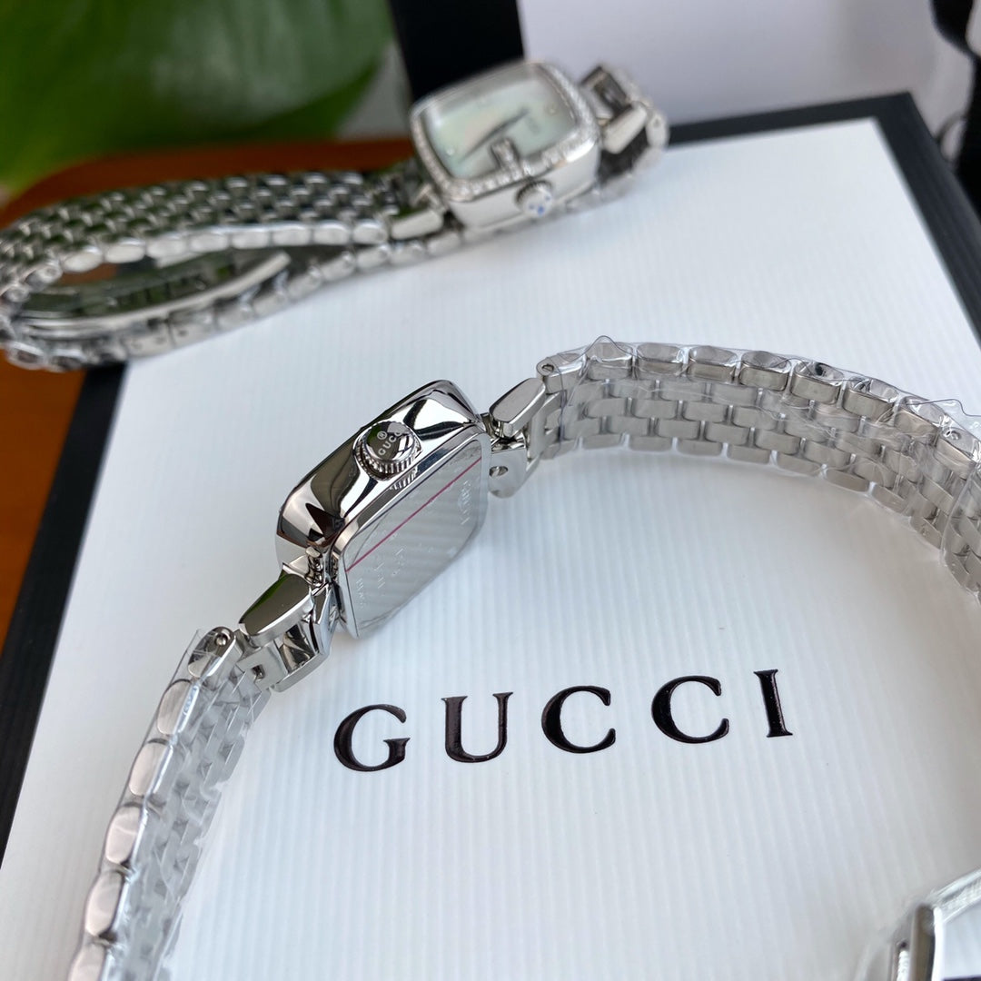 Gucci watch 表盘镶嵌45颗Vs1.4真钻，表径24*22.5mm，原装瑞士石英机芯，异型蓝宝石玻璃，防水30m，非常精致全套包装