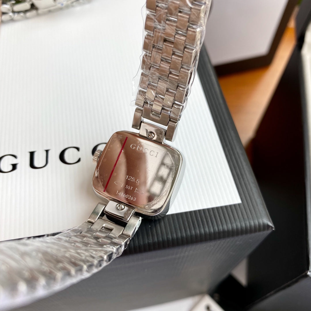 Gucci watch 表盘镶嵌45颗Vs1.4真钻，表径24*22.5mm，原装瑞士石英机芯，异型蓝宝石玻璃，防水30m，非常精致全套包装