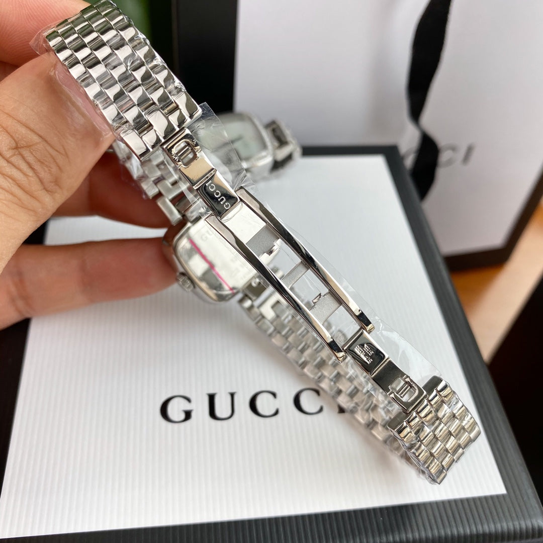 Gucci watch 表盘镶嵌45颗Vs1.4真钻，表径24*22.5mm，原装瑞士石英机芯，异型蓝宝石玻璃，防水30m，非常精致全套包装