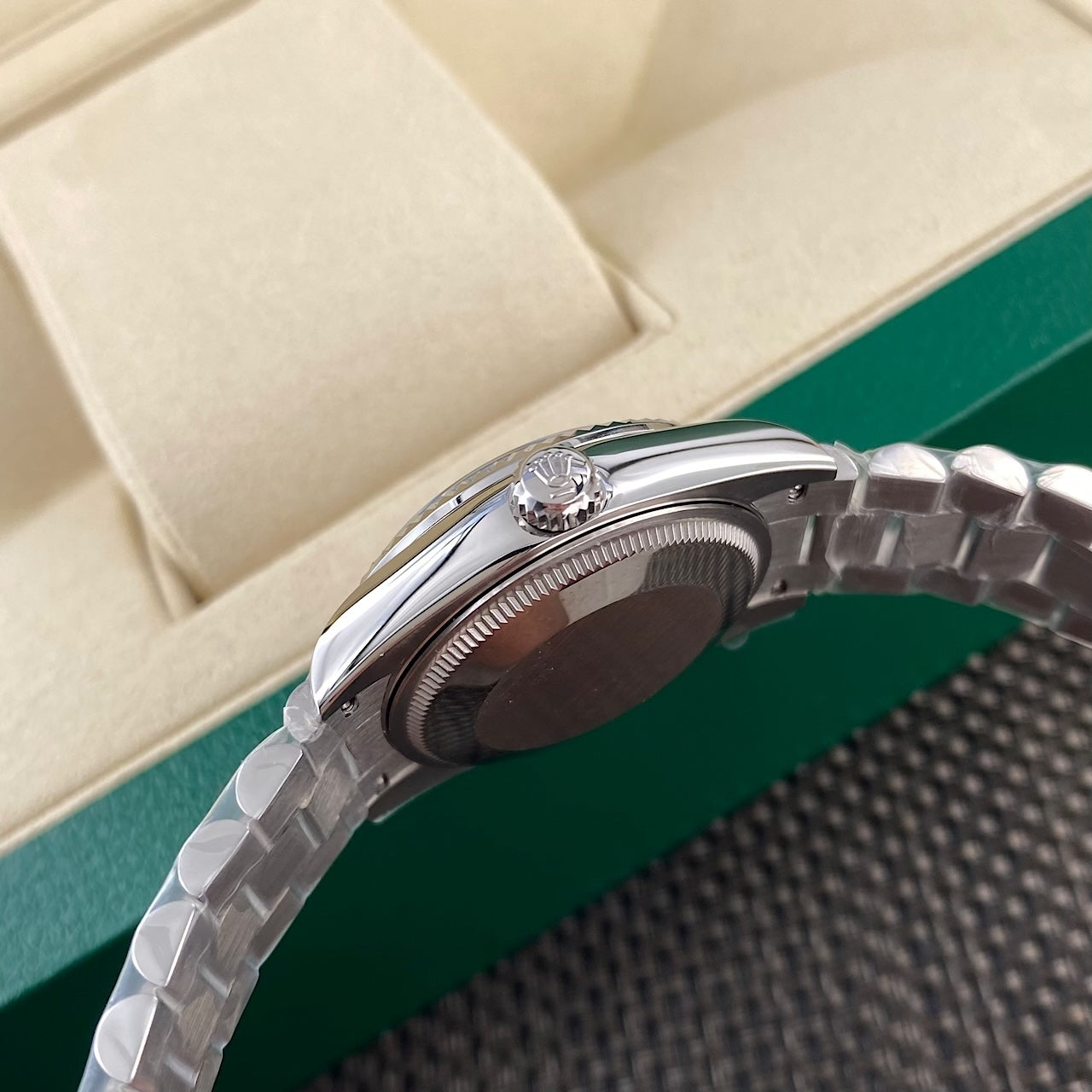 Rolex watch 女款31mm尺寸日志型腕表 烟熏红钻盘超级显贵气款 定制真钻款