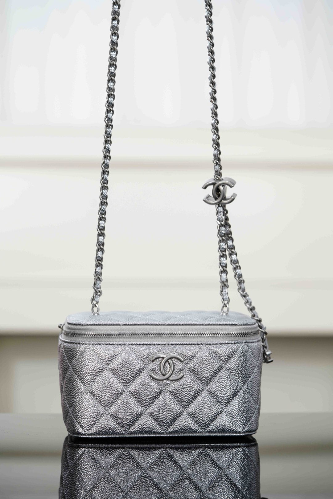 Chanel 𝟐𝟓𝐁 𝐕𝐀𝐍𝐈𝐓𝐘系列 双𝐂吊坠 长化妆盒 电光银
