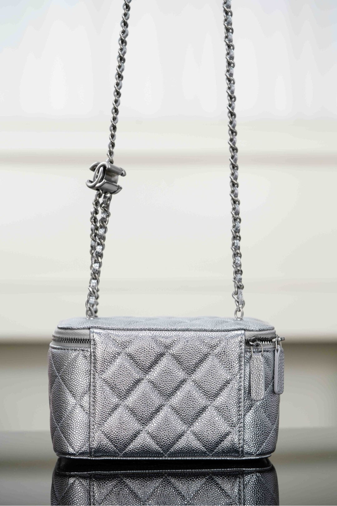 Chanel 𝟐𝟓𝐁 𝐕𝐀𝐍𝐈𝐓𝐘系列 双𝐂吊坠 长化妆盒 电光银