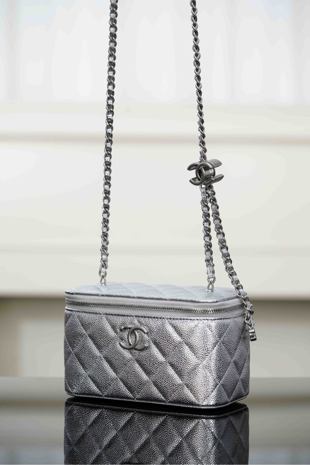 Chanel 𝟐𝟓𝐁 𝐕𝐀𝐍𝐈𝐓𝐘系列 双𝐂吊坠 长化妆盒 电光银
