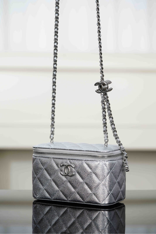 Chanel 𝟐𝟓𝐁 𝐕𝐀𝐍𝐈𝐓𝐘系列 双𝐂吊坠 长化妆盒 电光银