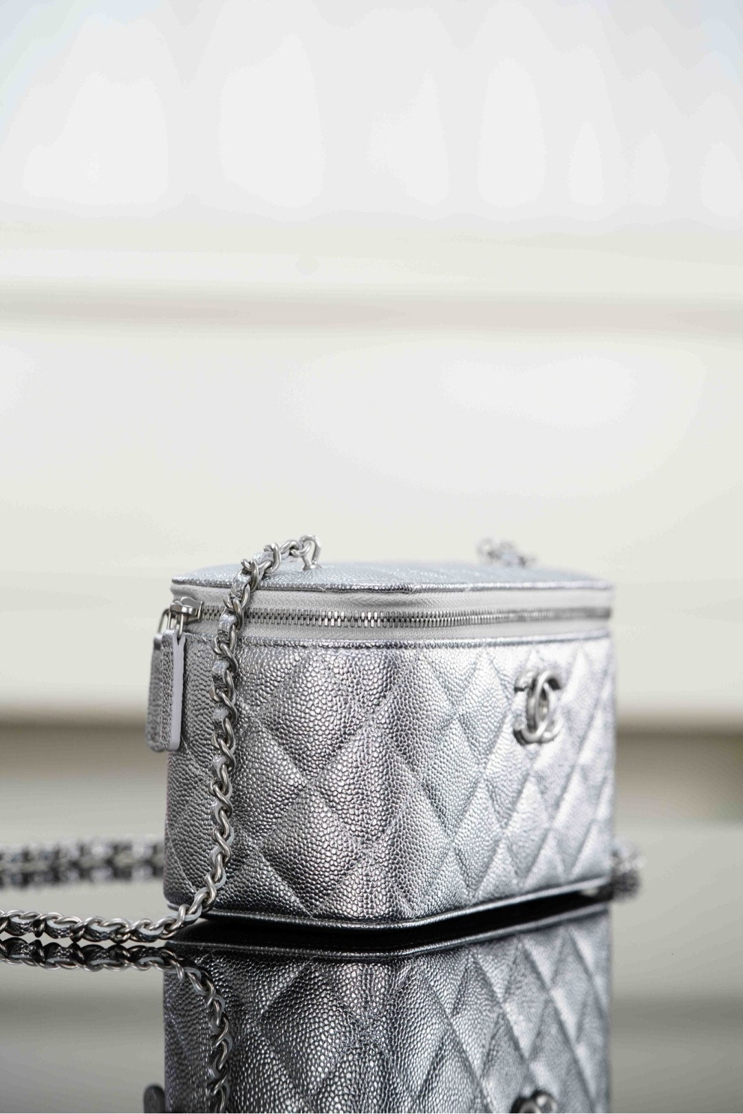 Chanel 𝟐𝟓𝐁 𝐕𝐀𝐍𝐈𝐓𝐘系列 双𝐂吊坠 长化妆盒 电光银