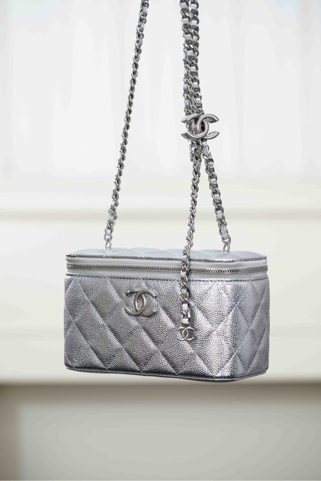Chanel 𝟐𝟓𝐁 𝐕𝐀𝐍𝐈𝐓𝐘系列 双𝐂吊坠 长化妆盒 电光银