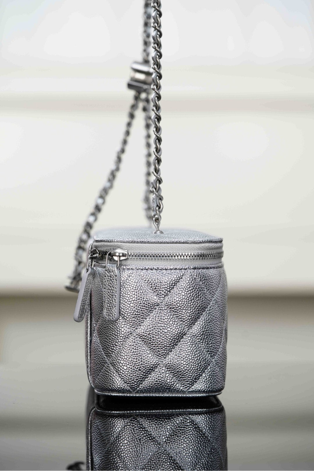 Chanel 𝟐𝟓𝐁 𝐕𝐀𝐍𝐈𝐓𝐘系列 双𝐂吊坠 长化妆盒 电光银