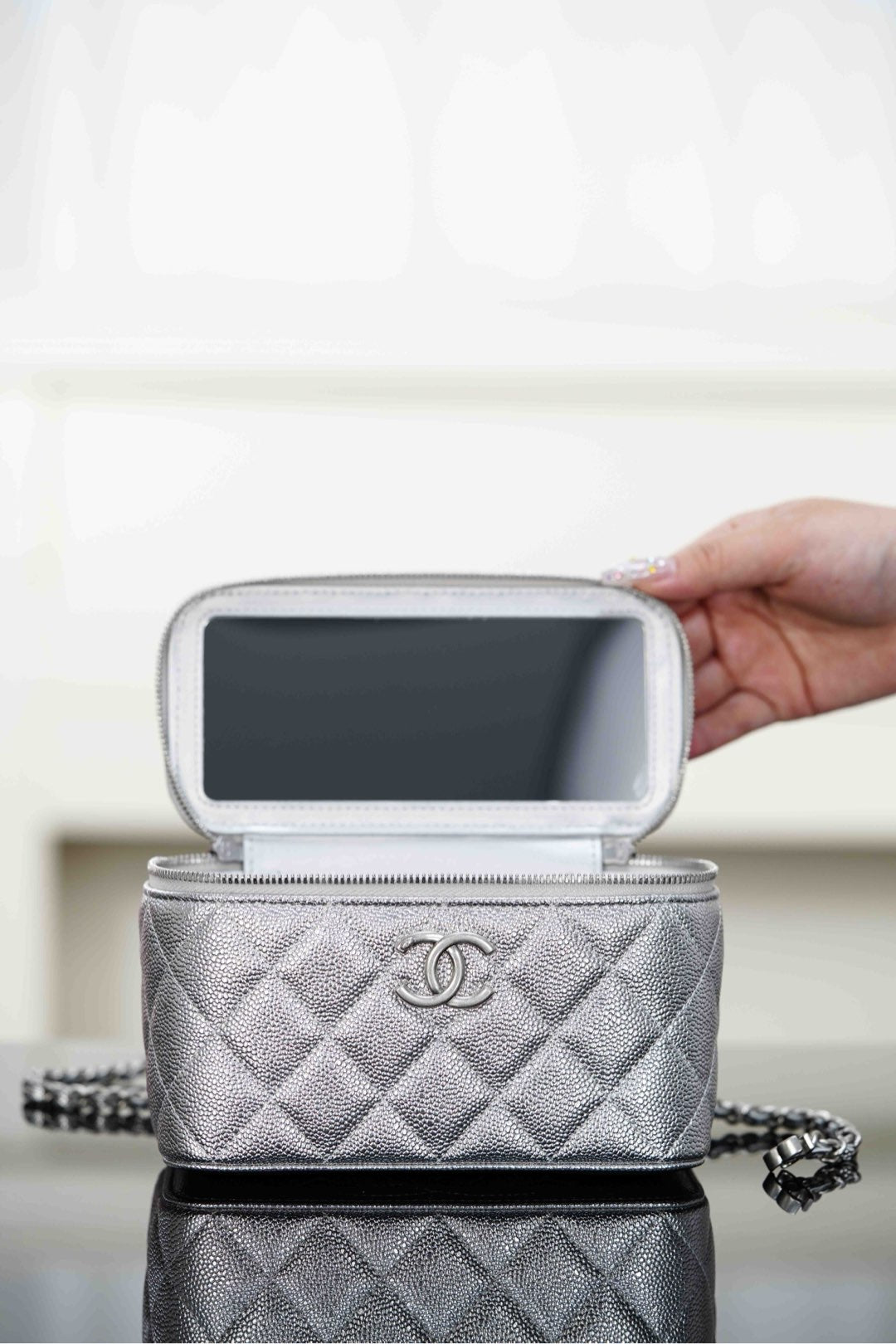 Chanel 𝟐𝟓𝐁 𝐕𝐀𝐍𝐈𝐓𝐘系列 双𝐂吊坠 长化妆盒 电光银