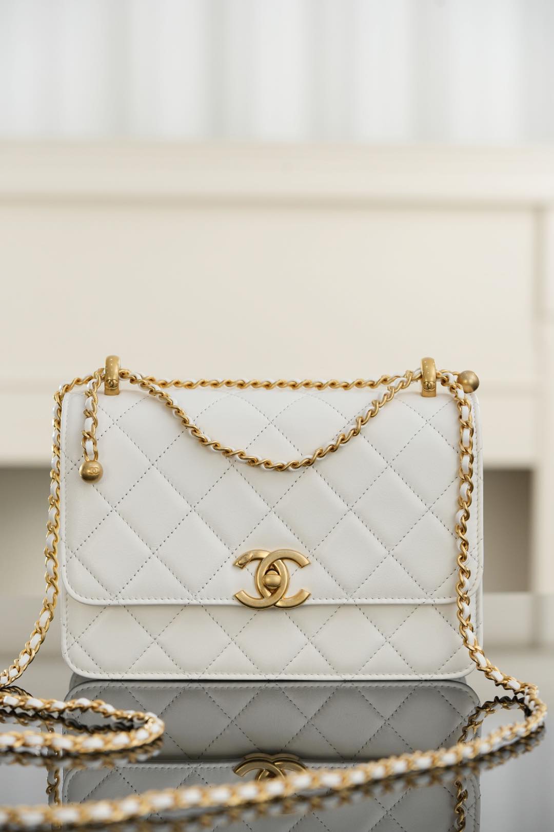 Chanel 𝟐𝟓𝐬 ｜原厂小牛皮 双金球𝟐𝟐𝐜𝐦 白色