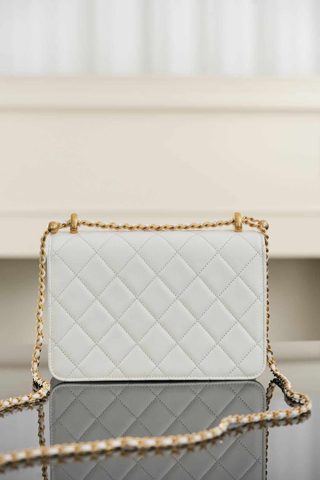 Chanel 𝟐𝟓𝐬 ｜原厂小牛皮 双金球𝟐𝟐𝐜𝐦 白色