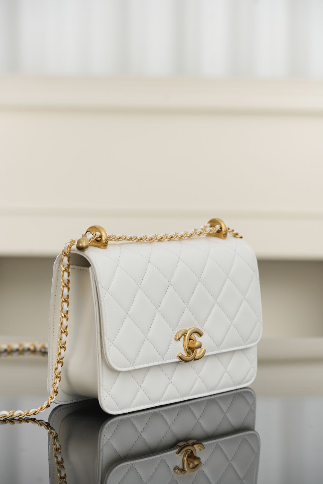 Chanel 𝟐𝟓𝐬 ｜原厂小牛皮 双金球𝟐𝟐𝐜𝐦 白色