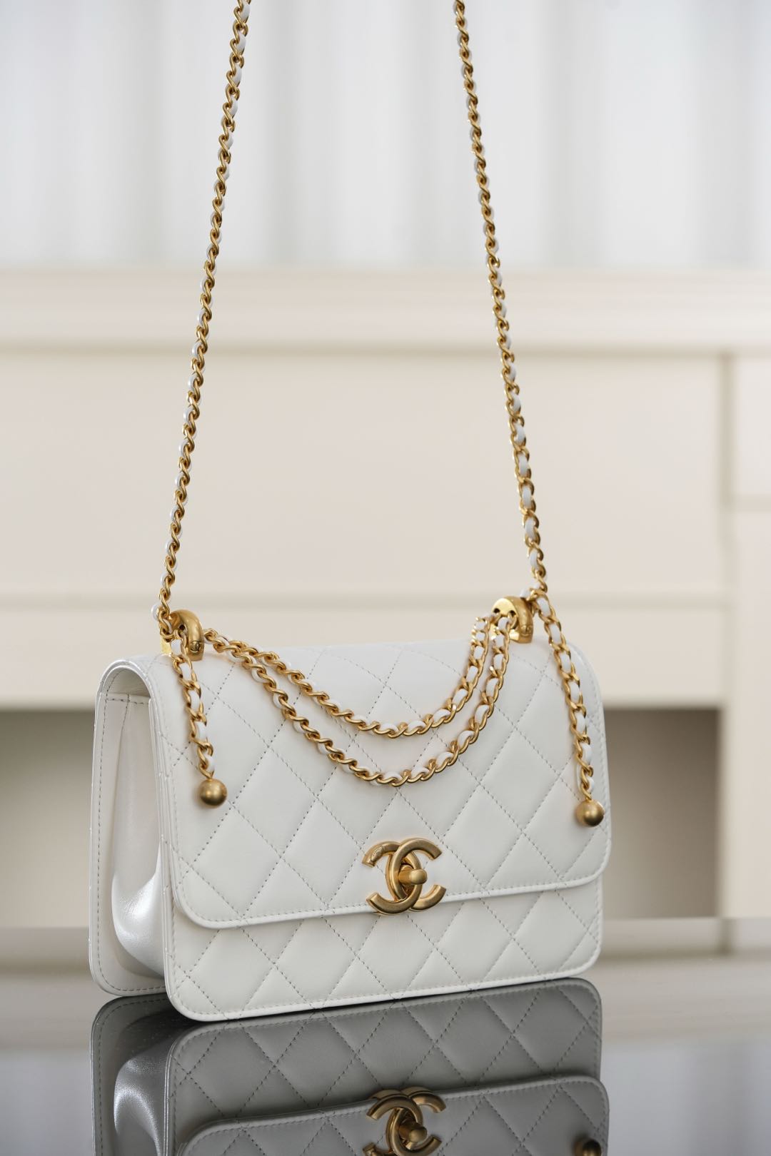 Chanel 𝟐𝟓𝐬 ｜原厂小牛皮 双金球𝟐𝟐𝐜𝐦 白色