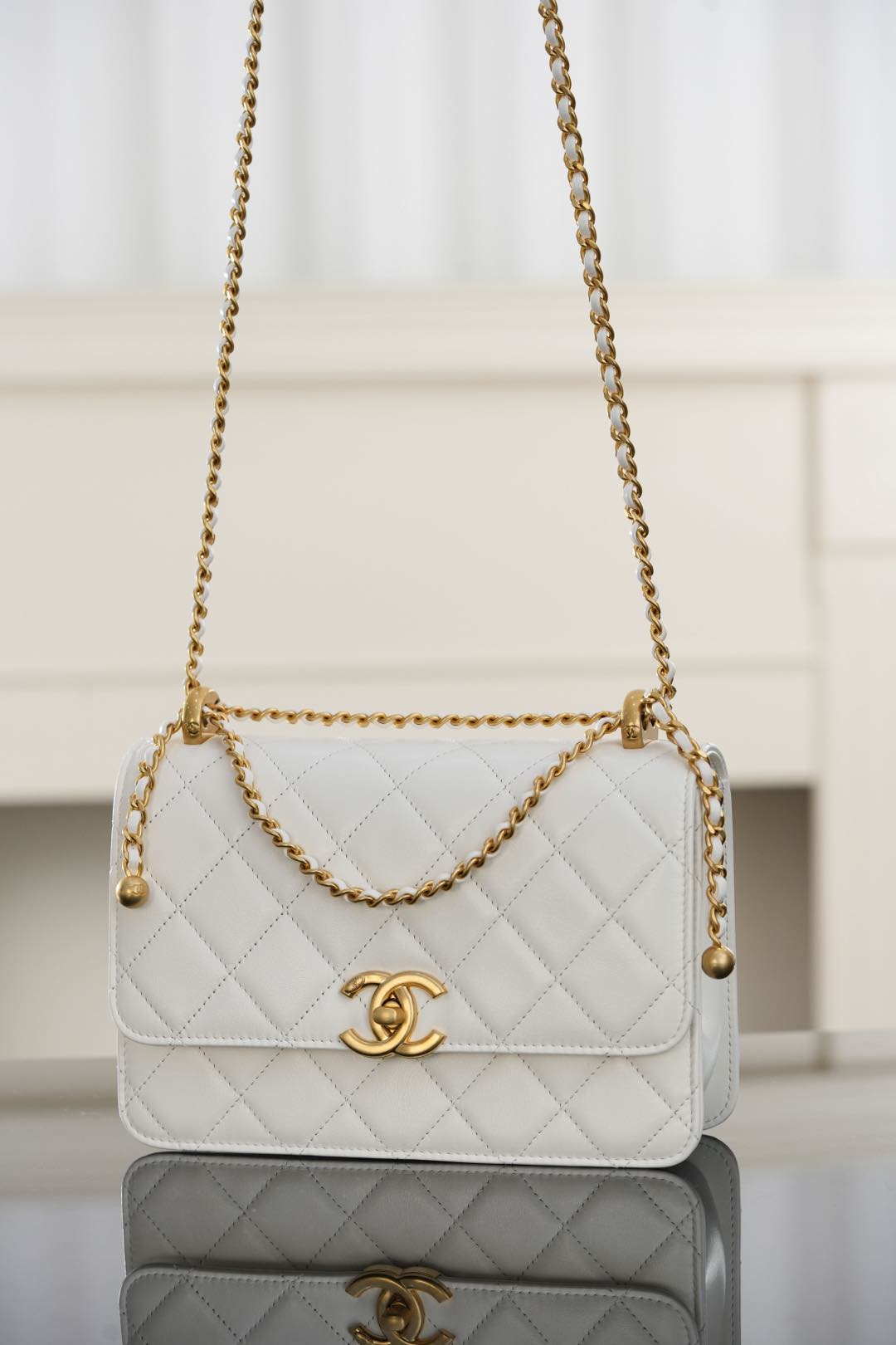Chanel 𝟐𝟓𝐬 ｜原厂小牛皮 双金球𝟐𝟐𝐜𝐦 白色