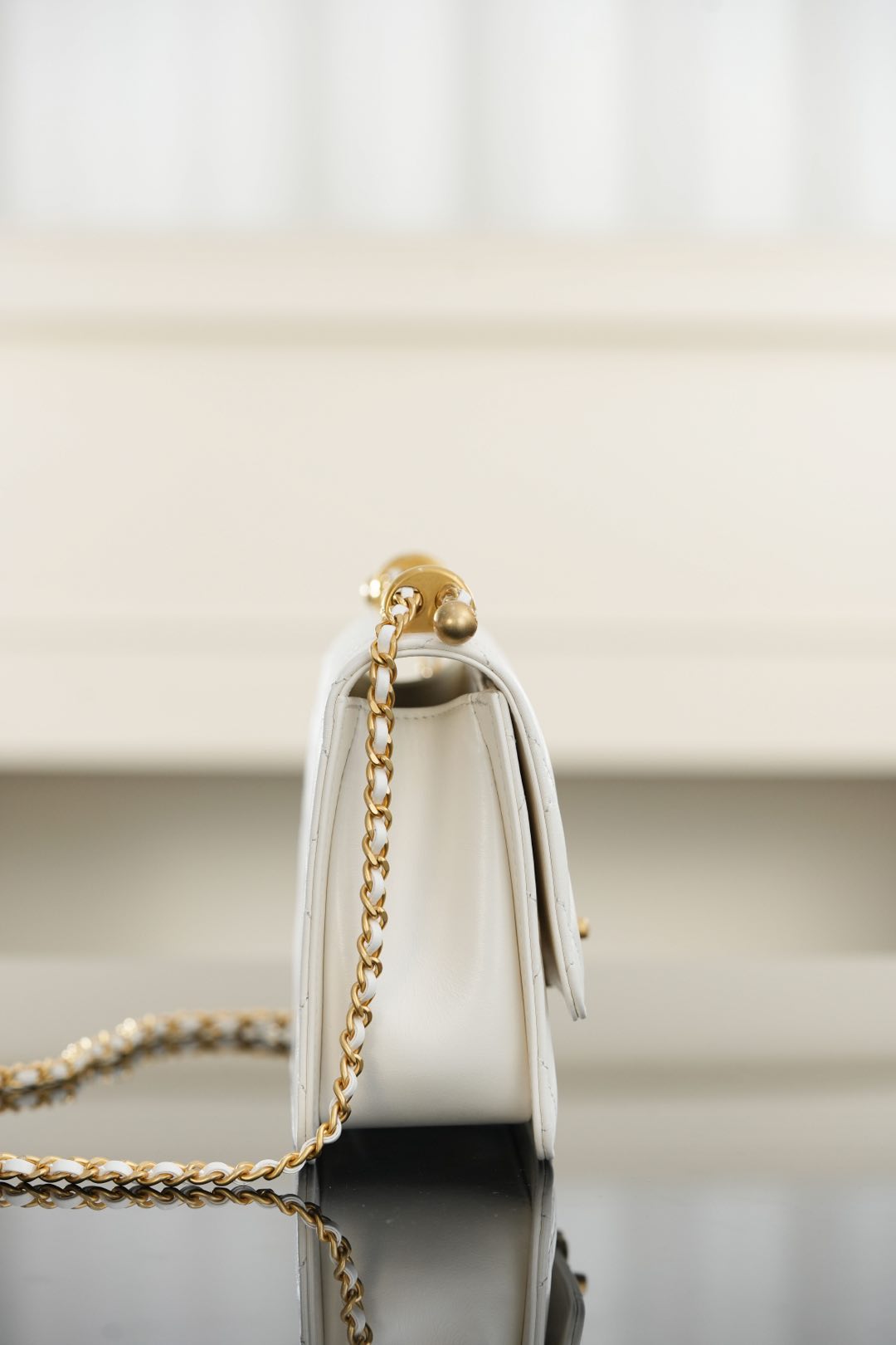Chanel 𝟐𝟓𝐬 ｜原厂小牛皮 双金球𝟐𝟐𝐜𝐦 白色