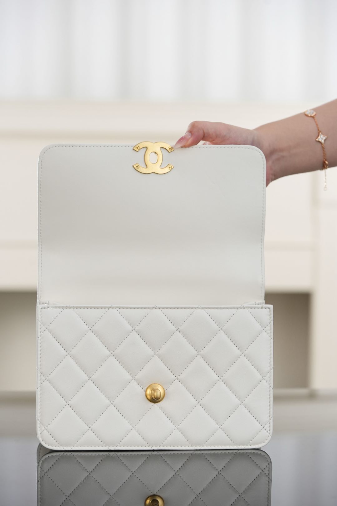Chanel 𝟐𝟓𝐬 ｜原厂小牛皮 双金球𝟐𝟐𝐜𝐦 白色