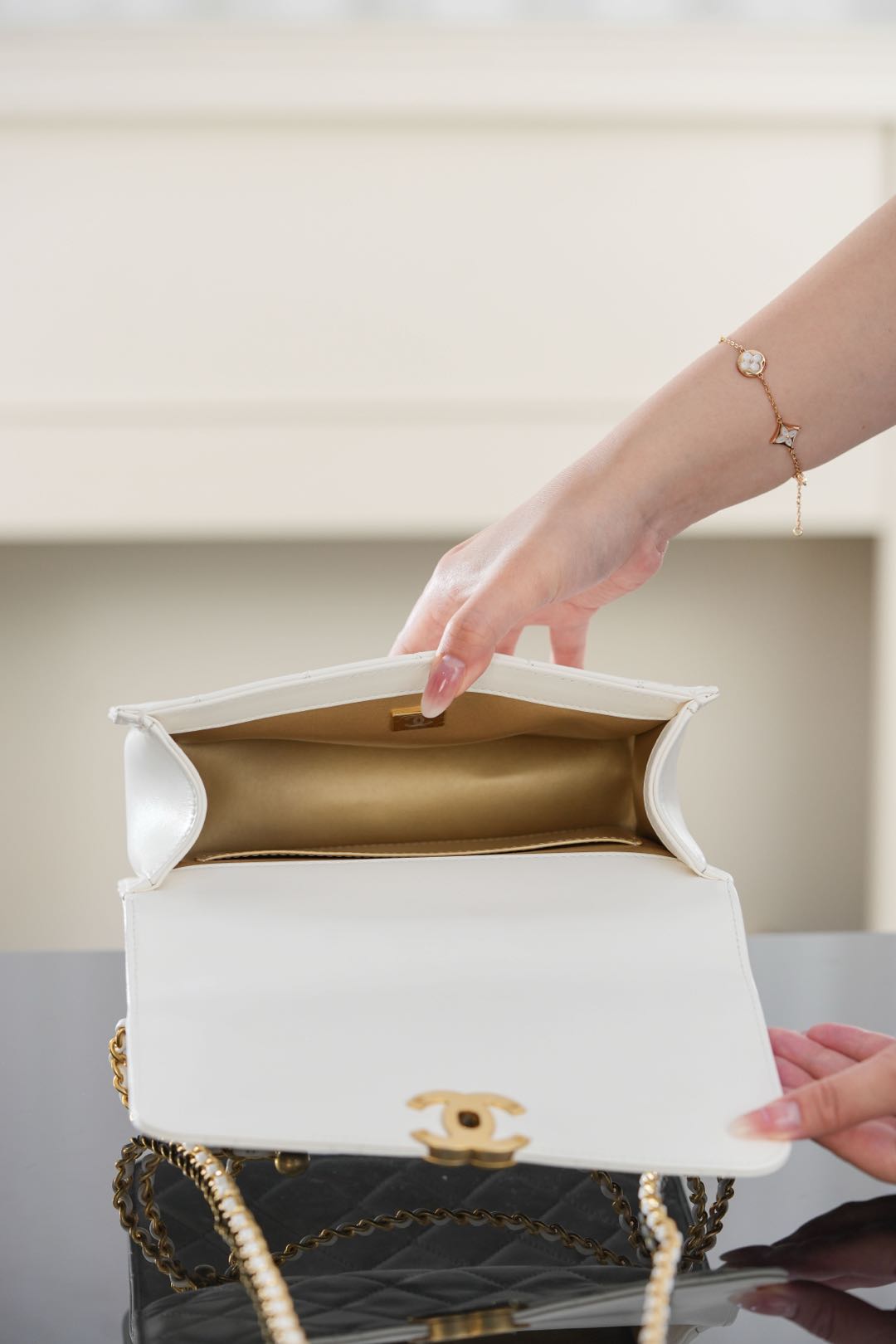 Chanel 𝟐𝟓𝐬 ｜原厂小牛皮 双金球𝟐𝟐𝐜𝐦 白色