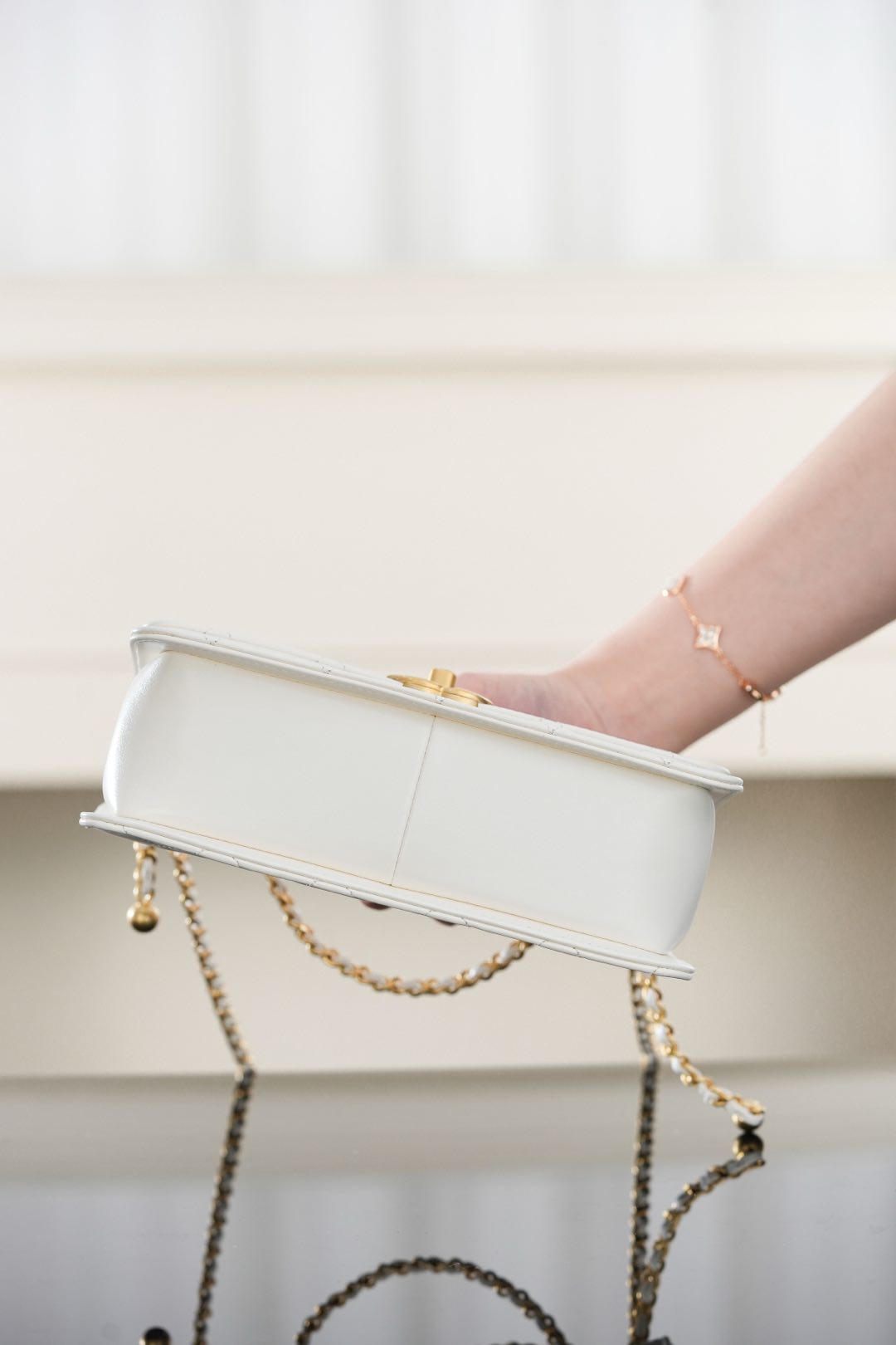 Chanel 𝟐𝟓𝐬 ｜原厂小牛皮 双金球𝟐𝟐𝐜𝐦 白色