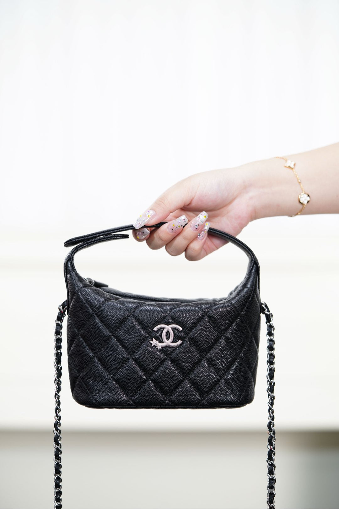 Chanel 𝟐𝟓𝐁 星星扣✨饭盒包 黑银