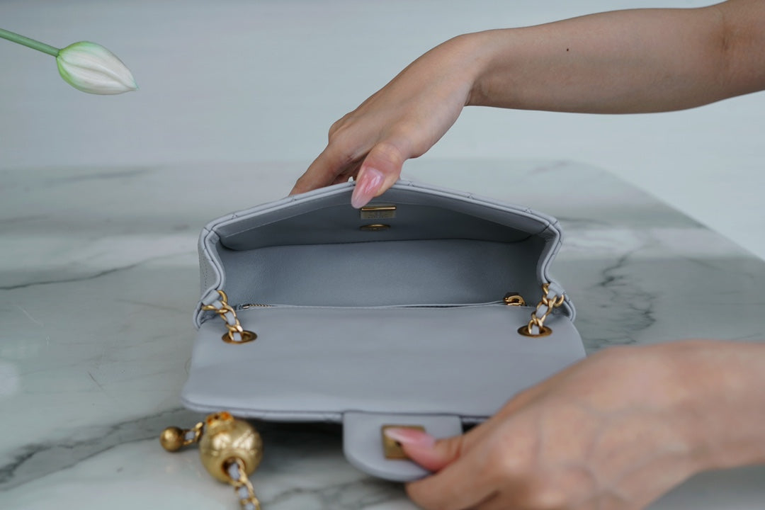 CHANEL 23C 金属球Mini 正品皮 浅灰