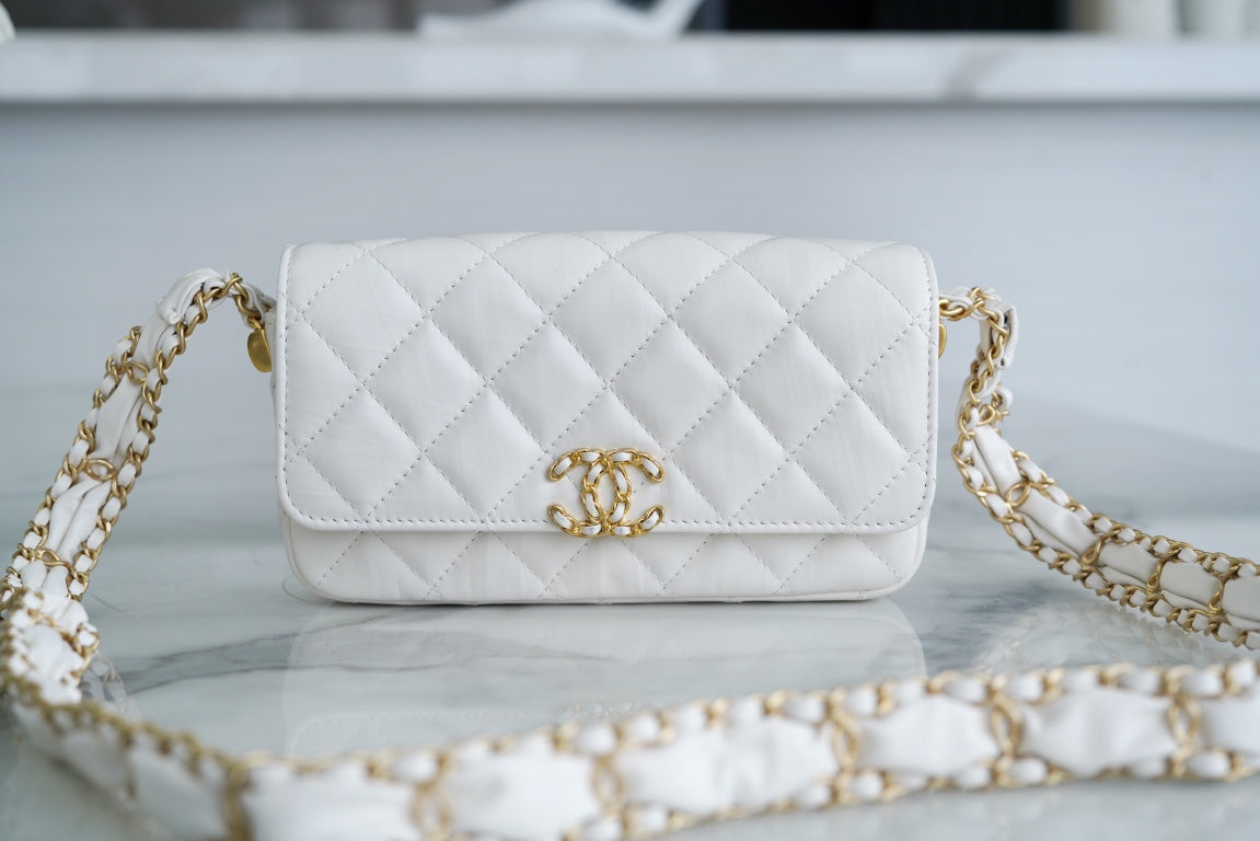 CHANEL 23k 秋冬系列19 宽肩带法棍包 白色