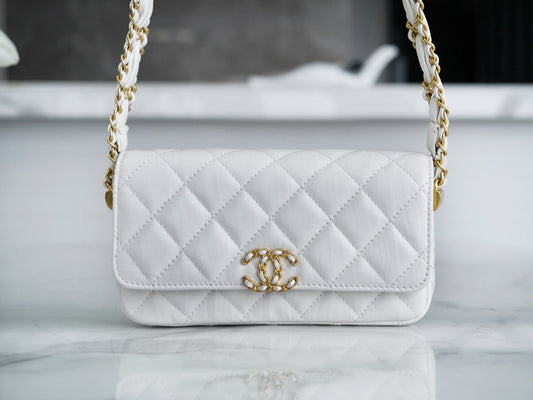 CHANEL 23k 秋冬系列19 宽肩带法棍包 白色