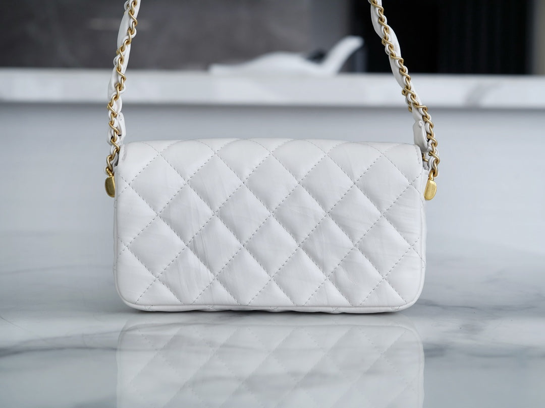 CHANEL 23k 秋冬系列19 宽肩带法棍包 白色