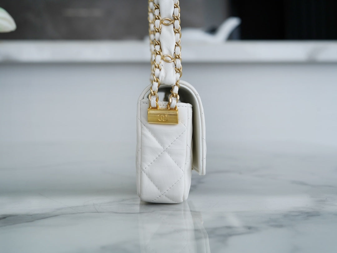 CHANEL 23k 秋冬系列19 宽肩带法棍包 白色