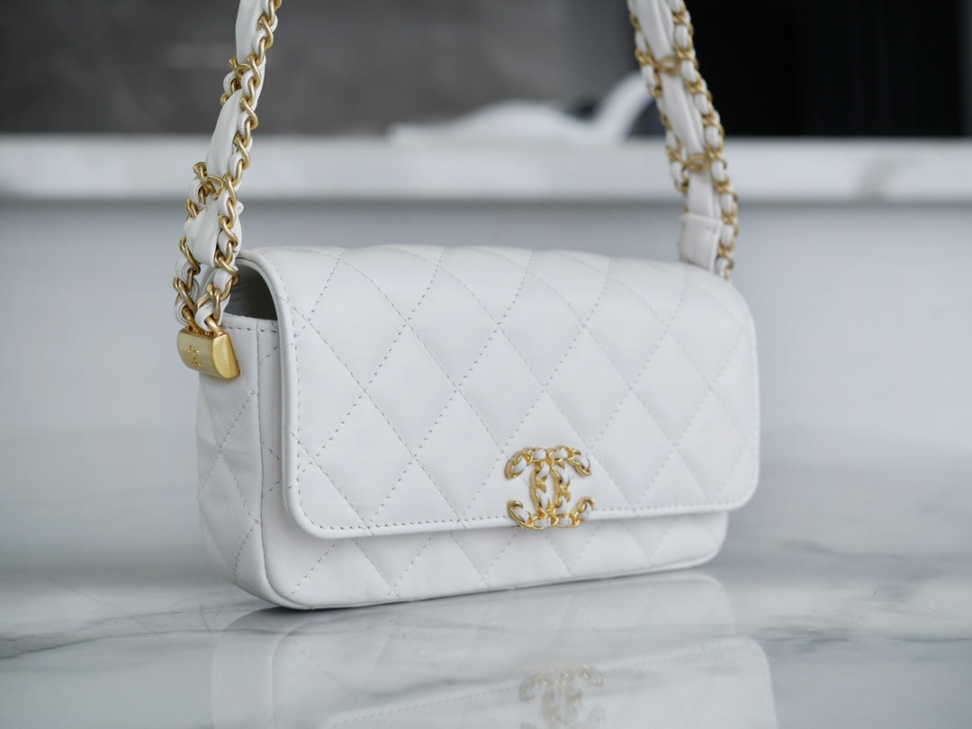 CHANEL 23k 秋冬系列19 宽肩带法棍包 白色