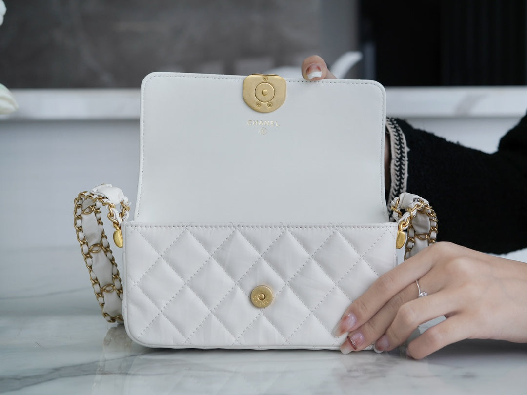 CHANEL 23k 秋冬系列19 宽肩带法棍包 白色