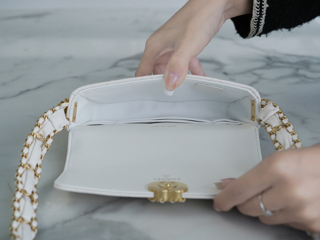 CHANEL 23k 秋冬系列19 宽肩带法棍包 白色