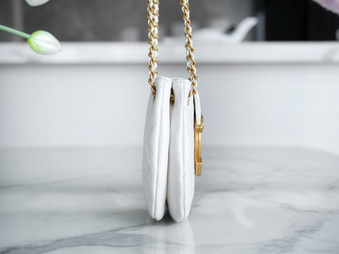 CHANEL 𝟐𝟒𝐂复古大𝒍𝒐𝒈𝒐  邮差包 小号 白色